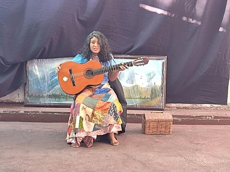 Natália Omena, atriz do Tarahumaras, no espetáculo "Violeta de los Andes"
